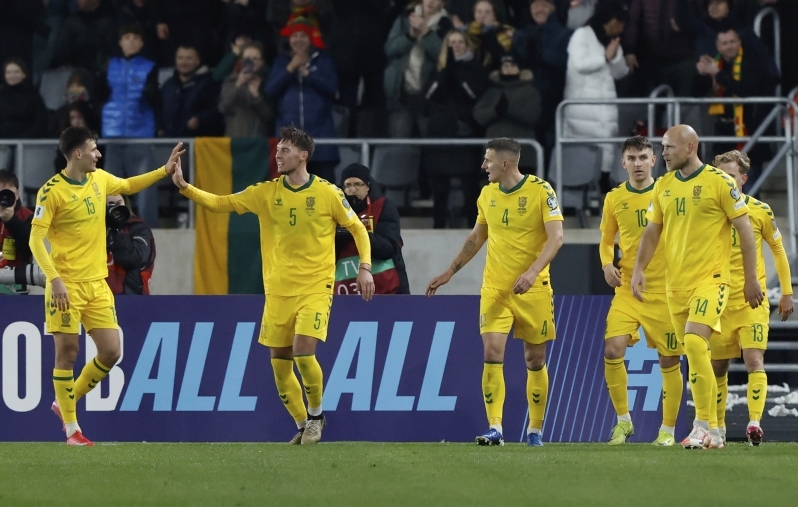 Leedu koondislased 2:2 viigiväravat tähistamas. Foto: Scanpix / Mindaugas Kulbis / AP Photo