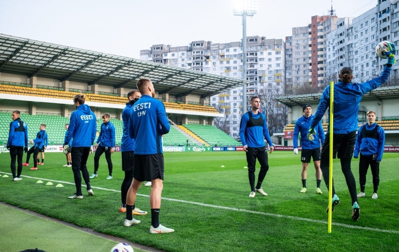 Eesti koondis mängupaigas - Zimbru staadionil. Foto: Liisi Troska / jalgpall.ee