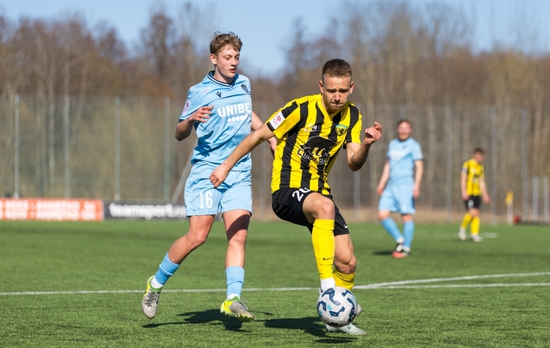 19-aastane Aleksandr Šurõgin (nr 16) sai Kalevi kaptenipaela kanda. Foto: Katariina Peetson / jalgpall.ee
