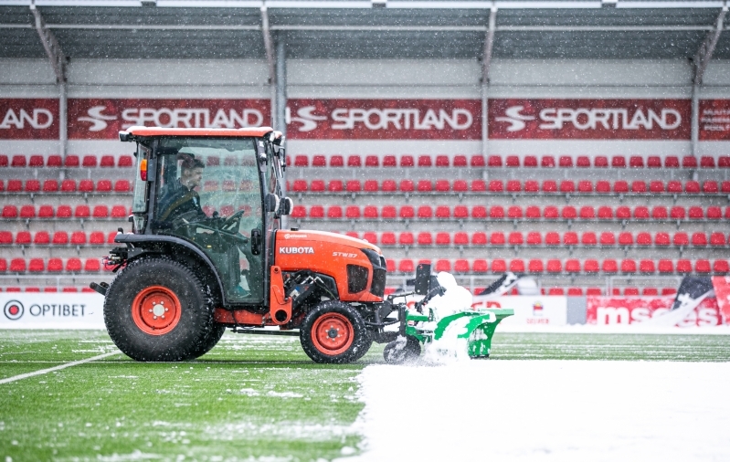 Noormängija pääses Sportland Arenal napilt lumetraktori rataste alla jäämisest  (video!) 