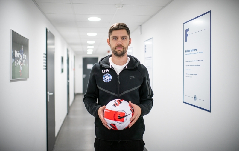 Henn ei püsi koondiseakende vahel niisama kontoris, vaid uudistab, kuidas mängijatel läheb. Foto: Liisi Troska / jalgpall.ee