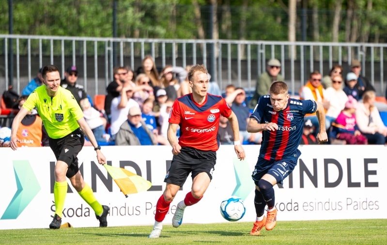 Joseph Saliste Aleksandr Ivanjušinit jälitamas. Foto: Liisi Troska / jalgpall.ee