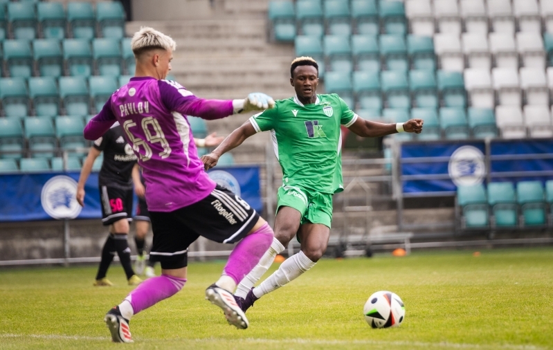 Maksim Pavlov kippus Levadia mängijatele kingitusi tegema. Foto: Katariina Peetson / jalgpall.ee