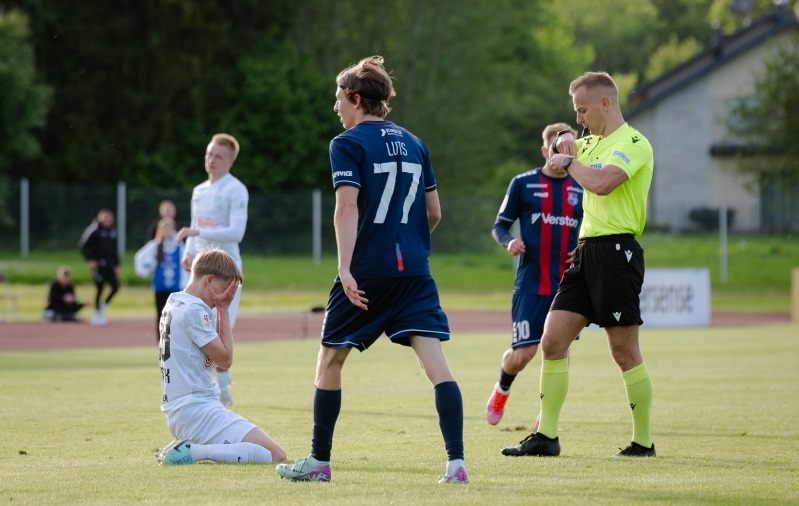 Sander Tovstik teab: siit tuleb punane. Foto: Liisi Troska / jalgpall.ee