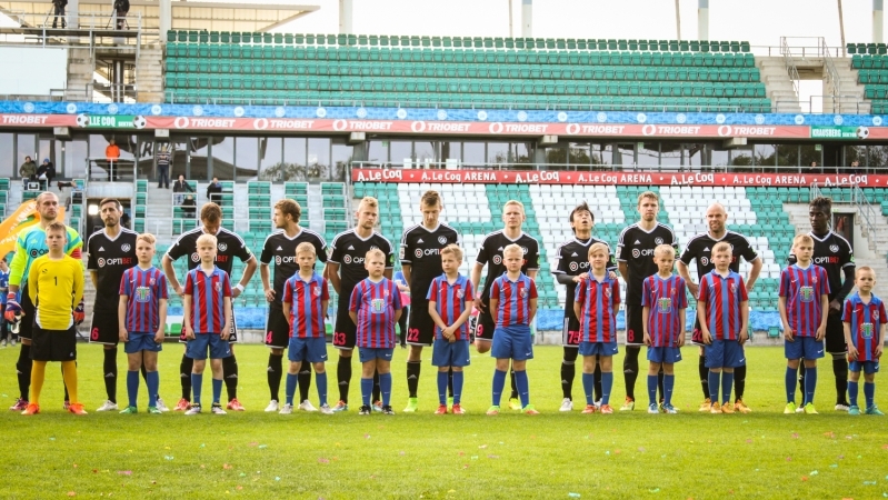 Nõmme Kalju 2015. aasta karikafinaali eel: vasakult Vitali Teleš, Jorge Rodrigues, Alo Bärengrub, Ken Kallaste, Karl Mööl, Erik Listmann, Ats Purje, Hidetoshi Wakui, Artjom Dmitrijev, Joel Lindpere, Allan-Axel Kimbaloula. Foto: Jana Pipar / Soccernet.ee