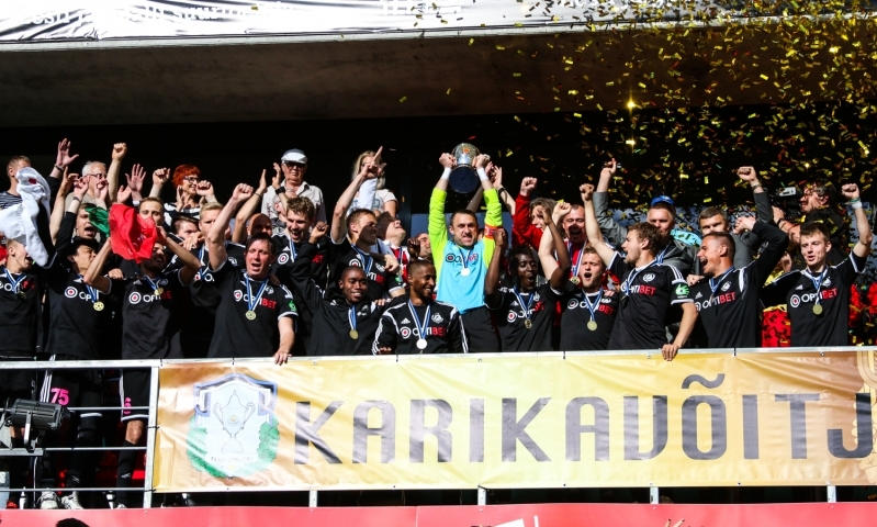 Võit! Vitali Teleš tõstab Nõmme Kalju ajaloo esimese Tipneri karika pea kohale. Foto: Jana Pipar / Soccernet.ee