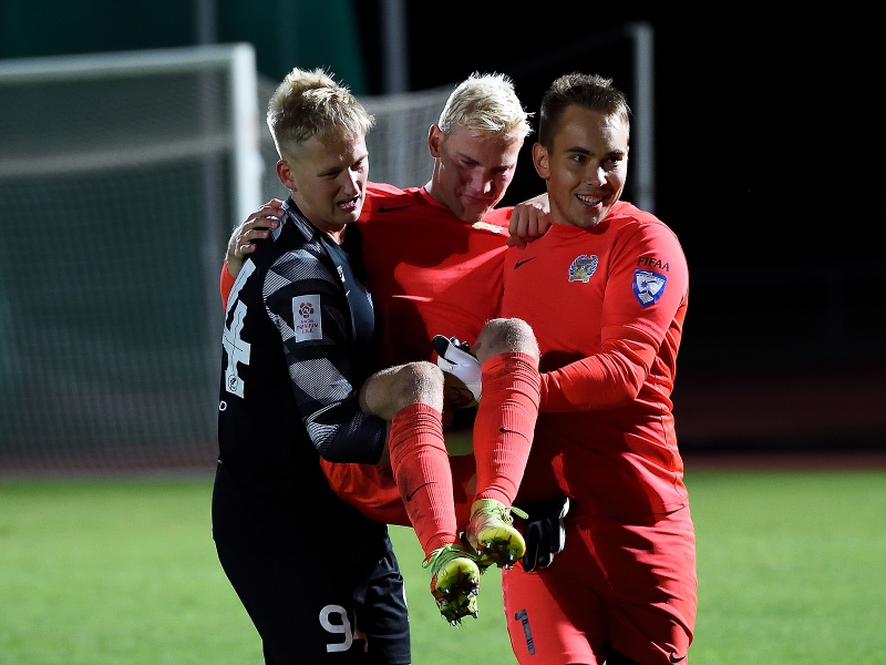 Karofeld ja Richard Aland Ingmar Krister Paplavskist tassimas. Foto: Imre Pühvel