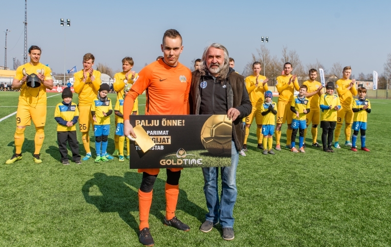 Aivar Pohlak Karofeldile kuu parima auhinda üle andmas. Foto: Allan Mehik