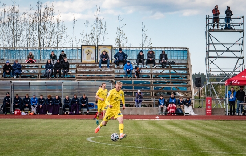 Kuressaare kodumäng Kaleviga 103 pealtvaataja ees. Foto: Allan Mehik