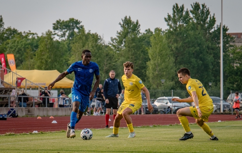 Ezekiel Tanimowo palliga saarlaste vastu tegutsemas. Foto: Allan Mehik