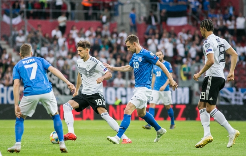 Artjom Dmitrijev madistamas Leon Goretzka ja Leroy Sanega. Foto: Brit Maria Tael