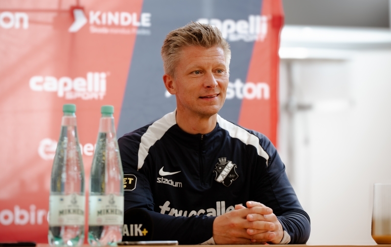 Mikkjal Thomassen rääkis Paidest lahtiste kaartidega - aupaklikkus või liigne enesekindlus? Foto: Liisi Troska / jalgpall.ee