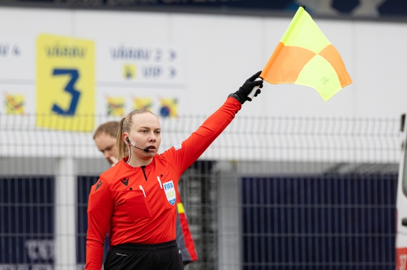 Kuidas hoida lippu? Kui palju infot peakohtunikule jagada? Foto: Katariina Peetson / jalgpall.ee