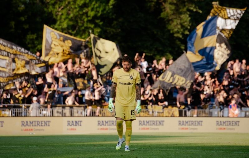 AIK-i puurilukk Kristoffer Nordfeldt võimsa fännimüüri taustal. Foto: Liisi Troska / jalgpall.ee