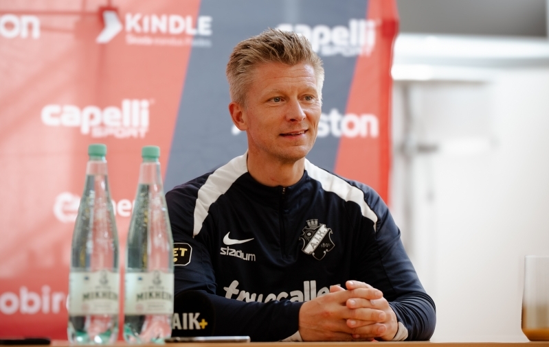 AIK-i loots jagas Paidele kiidusõnu. Foto: Liisi Troska / jalgpall.ee