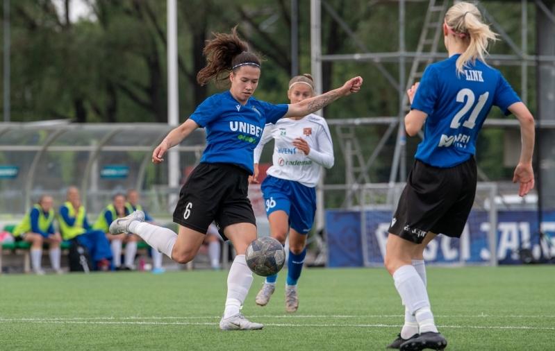 Anastasija Fjodorova 2023. aastal palliga Tabasalu vastu mängimas. Foto: Liisi Troska / jalgpall.ee