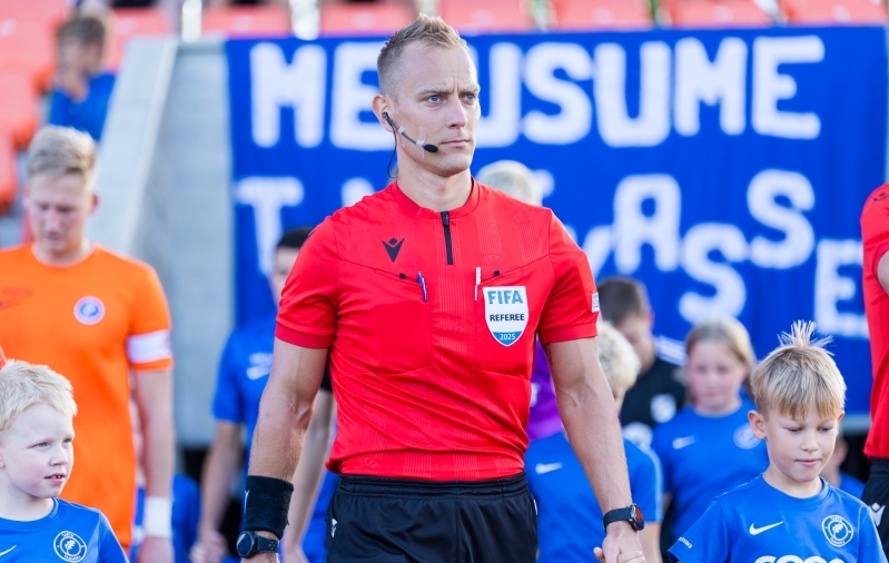 Neljapäeval vilistab Joonas Jaanovits umbes 20 000 pealtvaataja ees Konverentsiliiga eelringi mängu Rumeenia pronksimeeskonna Universitatea Craiova ja slovakkide Trnava Spartaki vahel. Abikohtunikeks on Aron Härsing ja Jaan Roos, neljandaks kohtunikuks Tanel Üprus. Ungari videokohtunikku Istvan Vadi assisteerib Marko Liiva. Foto: Katariina Peetson / jalgpall.ee