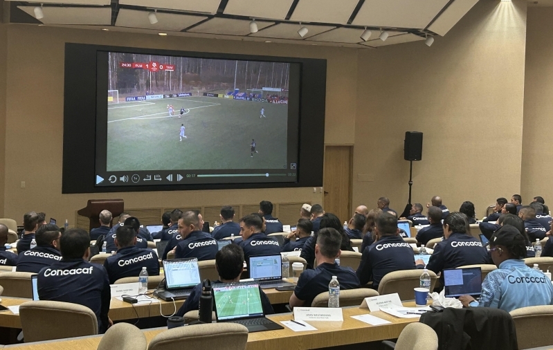 CONCACAF-i tippkohtunikud seminaril Premium liiga klippe analüüsimas! Foto: Sten Klaasen
