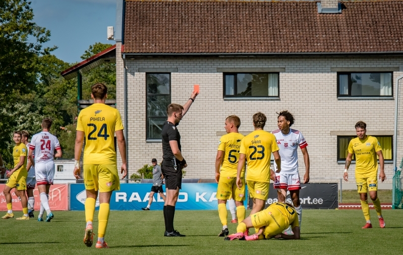 Martin Jose sai esimese poolaja lõpus punase kaardi. Foto: Allan Mehik