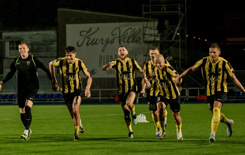 Mäng lõppes tihedas vihmasajus, äike sähvimas. Foto: Svetlana Valijeva