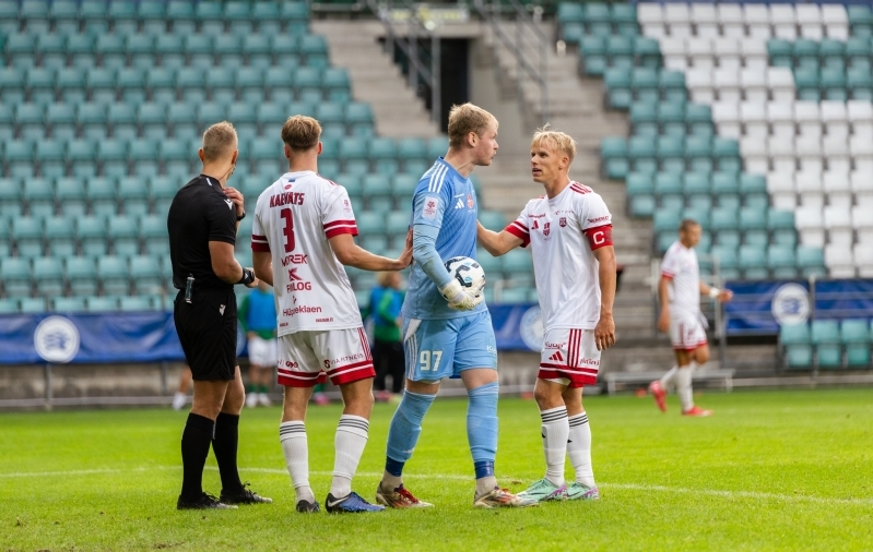 Harju kapten Andres J&auml;rve (paremal) pidi oma v&auml;ravavahti Ivans Baturinsit rahustama, et Harju meeste vahel t&uuml;liks ei l&auml;heks. Foto: Katariina Peetson / jalgpall.ee