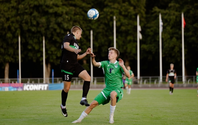 Hindrek Ojamaa (nr 15) võitluses Maksimilian Skvortsoviga. Foto: Katariina Peetson / jalgpall.ee