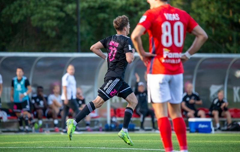 Kalju eest esimese Premium liiga värava löönud Mattias Männilaanel polnud aega tähistamiseks, vaid ta viis palli kiiresti keskringi. Foto: Jana Karzetskaja