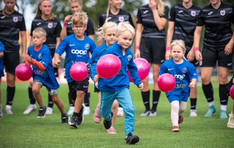 Roosa Jalgpall toetab tänavu Tammeka noort, kes sai vähidiagnoosi pärast tõsist põlvetraumat