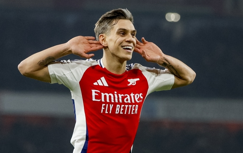 Palgak&otilde;rgenduse saanud Leandro Trossard j&auml;tkab Arsenalis. Foto: Scanpix / David Cliff / EPA