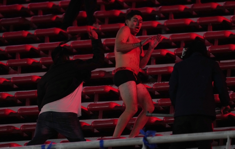 Latiga pähe ja riided seljast: Lõuna-Ameerikas jäeti mäng fännide märatsemise tõttu pooleli  (videod) 