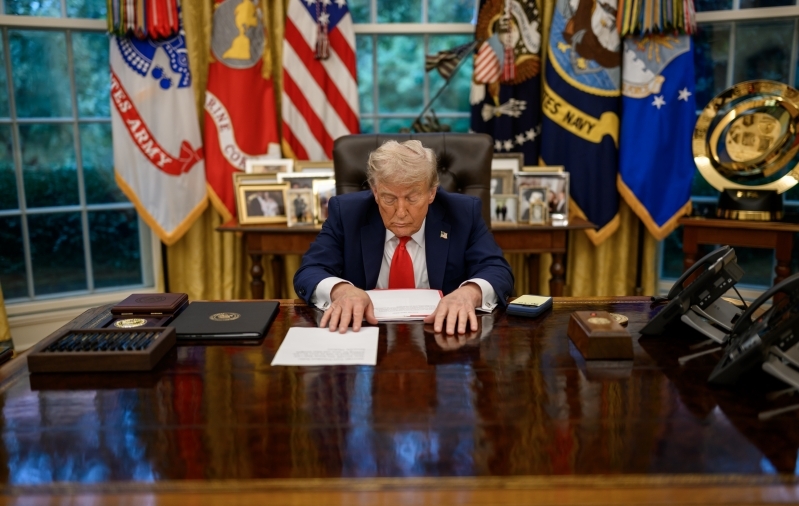 Kabinetikaunistus või koopia: kas Trump tõepoolest näppas Chelsealt MM-karika?