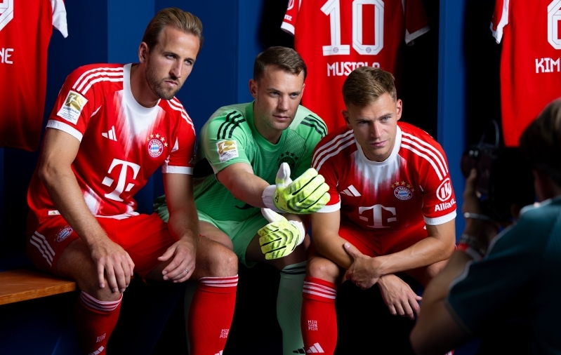 Pabereid negatiivselt määrinud  fussballkönig  ähvardab kõik jälle vallikraavi ulpima jätta. Või millised lõuad on ten Hagi lõvil?