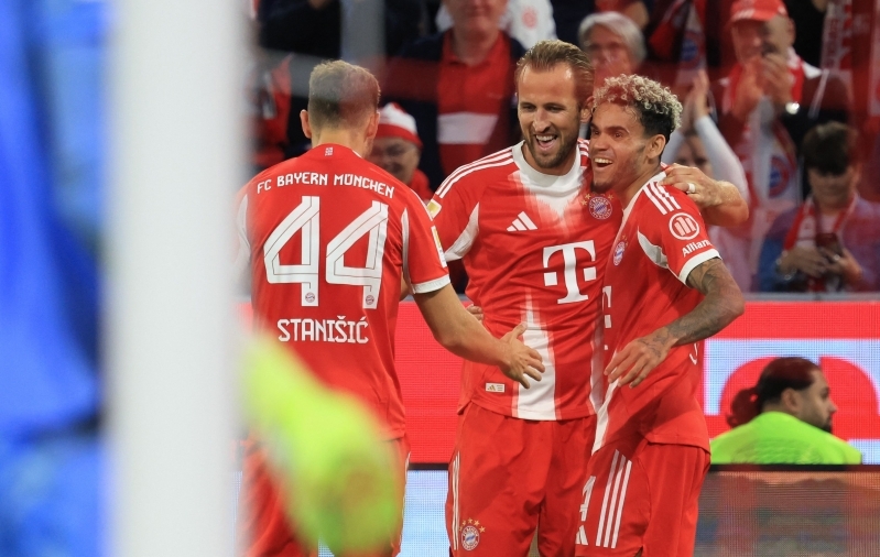 Bayern korraldas avavoorus jõudemonstratsiooni, Kane säras kübaratrikiga