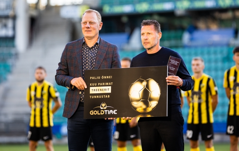Curro Torres sai mängu eel kätte kuu parima peatreeneri autasu. Foto: Jana Pipar