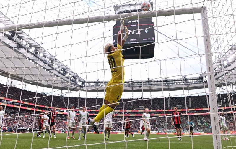 Hein vaatas kõrvalt, kuidas Werder tegi kaitses prohmakaid ja võttis võrgust neli palli  (ten Hagi Leverkusen alustas kaotusega) 