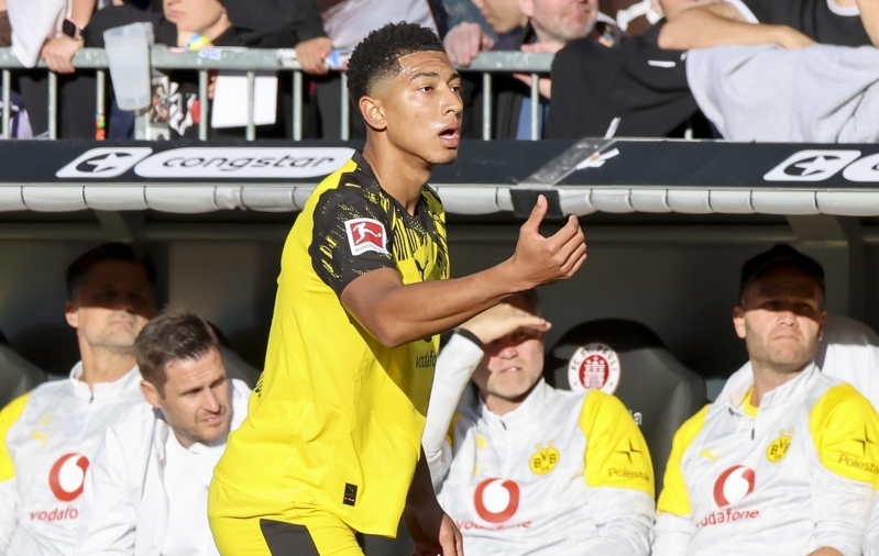 Bellinghamide isa pahameel sulges Dortmundi mängijate peredele riietusruumi ukse