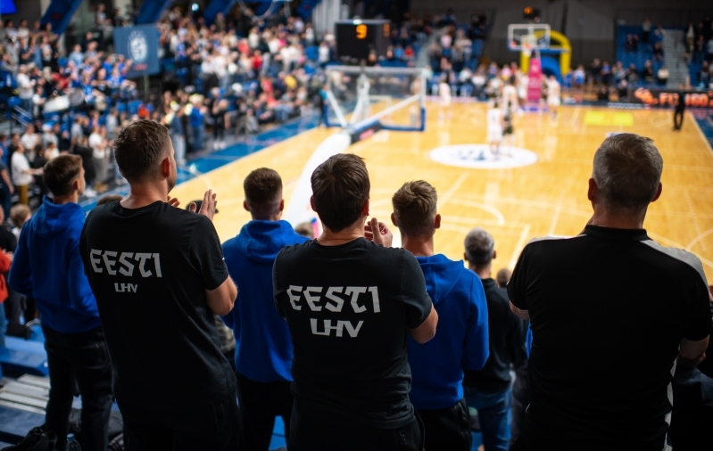 Jalgpallikoondislased mullu oktoobris BC Kalev/Cramo m&auml;ngul Lehismetsale kaasa elamas. Foto: Liisi Troska / jalgpall.ee