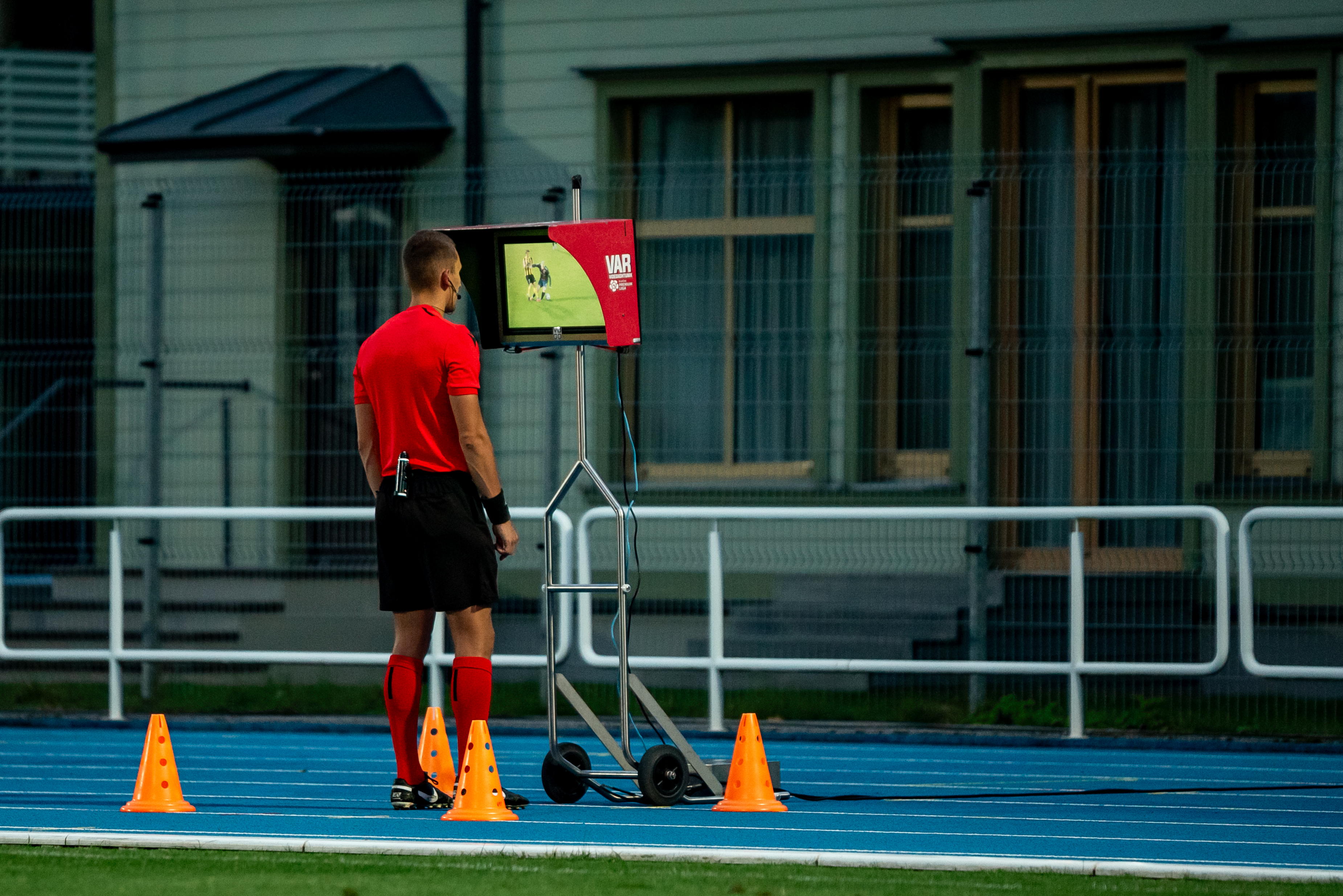 Videokohtuniku hooaeg numbrites | VAR-i abikäsi jäi mullusest lühemaks, punased ja penaltid kiskusid protsenti alla