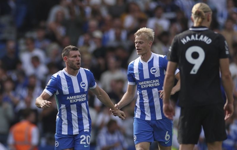 James Milner (vasakul) tegi skoori, Jan Paul van Hecke (keskel) vaigistas Erling Haalandi ja Brighton v&otilde;ttis magusa v&otilde;idu. Foto: Scanpix / Ian Walton / AP Photo