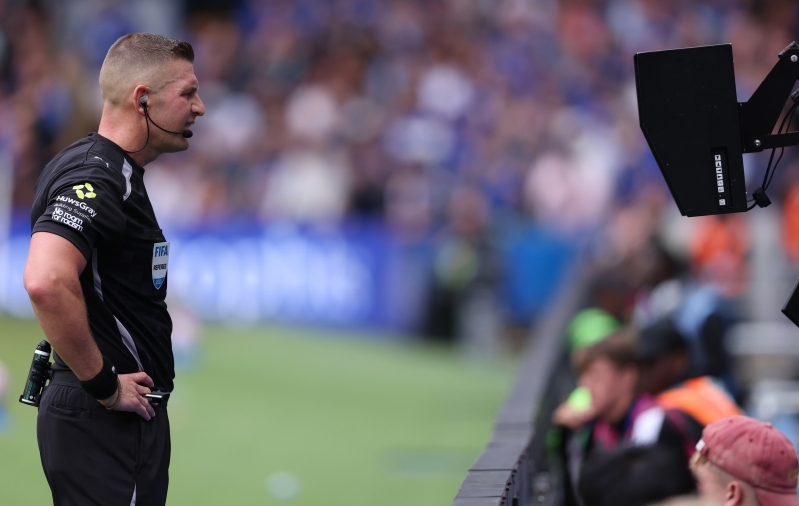 Peakohtunik Robert Jones jõudis koos VAR-iga vale otsuseni. Foto: Scanpix / Paul Terry / CSM via ZUMA Press Wire