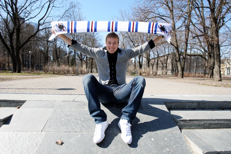 Kuna tol ajal oli Anieril veel nuputelefon, siis Itaaliast suurt pildivalikut pole – siin külastab ta aga kodumaad ja poseerib pressifotograafile. Foto: Arno Saar / Õhtuleht / Scanpix