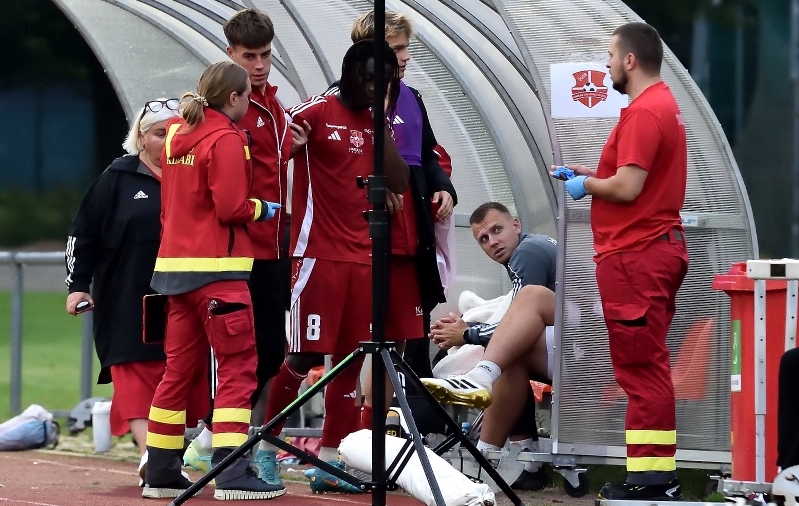 Kiirabi meedikud Harju pingi juures. Foto: Imre P&uuml;hvel