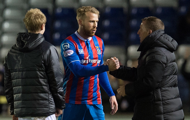 Invernessi ridades pärast mängu Celticuga kätt surumas vastaste lootsi, endise Liverpooli peatreeneri Brendan Rodgersiga. Foto: erakogu