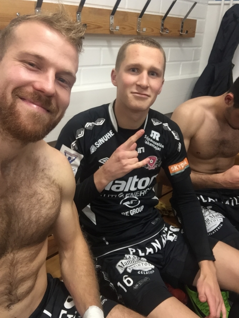 Lahtis koos tiimikaaslase ja hea sõbra Santeri Hostikkaga, kes jõudis hiljem välja Soome koondisesse ja mängib praegu HJK ridades. Foto: erakogu