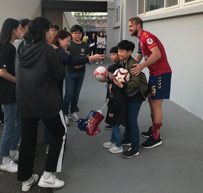 Euroopa ründaja oli mõistagi kohalike seas popp poiss! Foto: erakogu