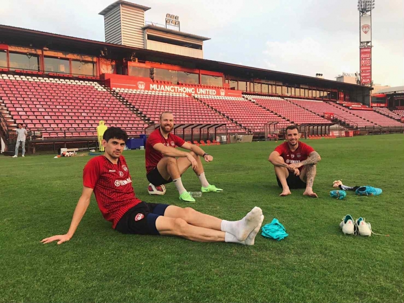 Muangthong Unitedi tiimikaaslastega: vasakul Rootsis sündinud Filipiinide koondislane Jesper Nyholm, paremal brasiillane William Popp, kellega Anier sai hästi läbi nii platsil kui selle kõrval. Foto: erakogu