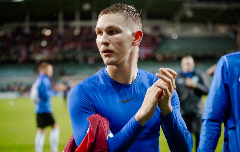 Ootamatult paremkaitsesse sattunud Saarma ei osanud seal algul midagi teha, aga nüüd juba naudib