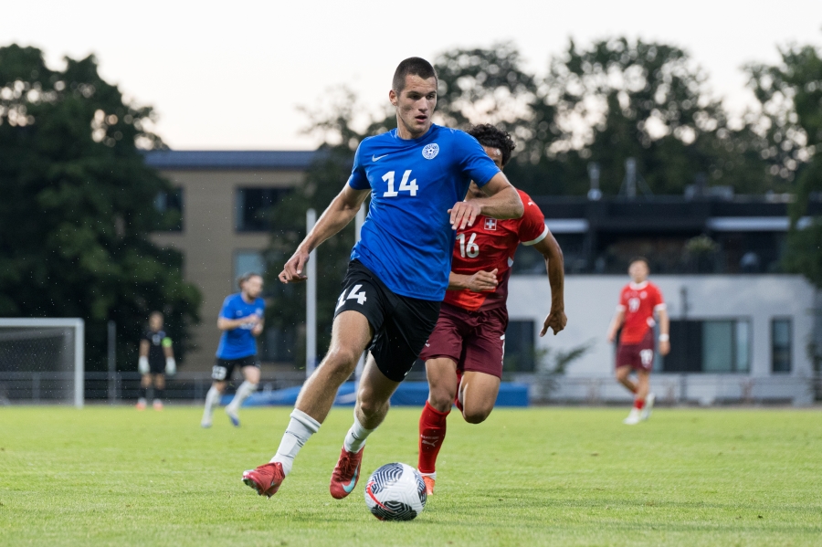 Tony Varjund soovib end proovile panna t&auml;ismeeste vastu. Hollandis oli see raske. Foto: Katariina Peetson / jalgpall.ee