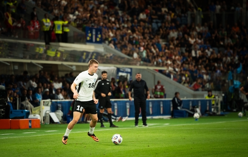 Michael Schjönning-Larsen jäi kiirete vastastega hätta. Foto: Liisi Troska / jalgpall.ee