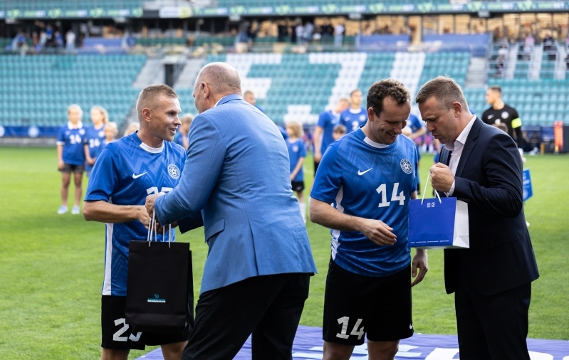 Mängu eel said Konstantin Vassiljev ja Taijo Teniste kätte lahkumismänguga kaasnevad meened. Foto: Brit Maria Tael